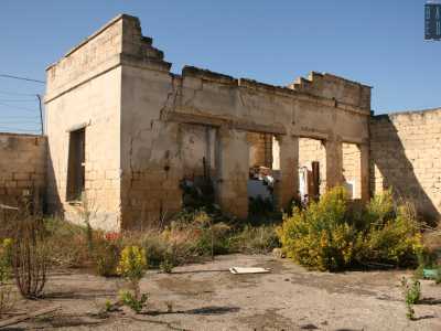 Destino simile � toccato al mattatoio di Mola di Bari. Anche qui gli edifici che lo componevano, realizzati lungo strada comunale San Giovanni, sono ormai ridotti a ruderi, alcuni privi di soffitto e di porte, altri con accessi murati